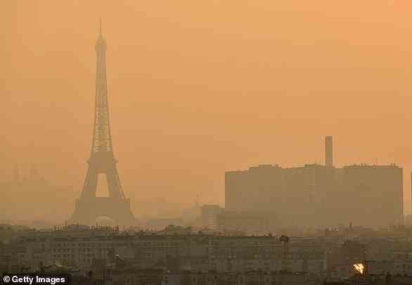 L'Accord de Paris, signé pour la première fois en 2015, est un accord international visant à contrôler et limiter le changement climatique.  Sur la photo : Pollution de l'air au-dessus de Paris en 2019.