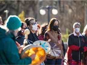 Un groupe d'universitaires, d'étudiants et de membres de la communauté autochtones se rassemblent devant l'édifice Peter MacKinnon sur le campus au début de novembre pour protester contre la question des fausses revendications d'identité autochtone sur le campus.