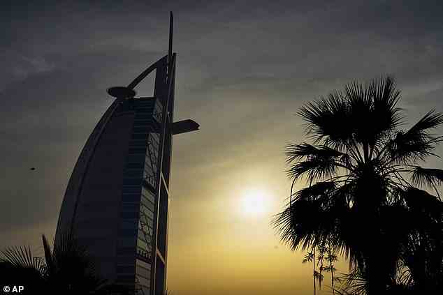 Le combat devait avoir lieu sur le célèbre héliport au sommet de l'hôtel Burj Al Arab de 700 pieds