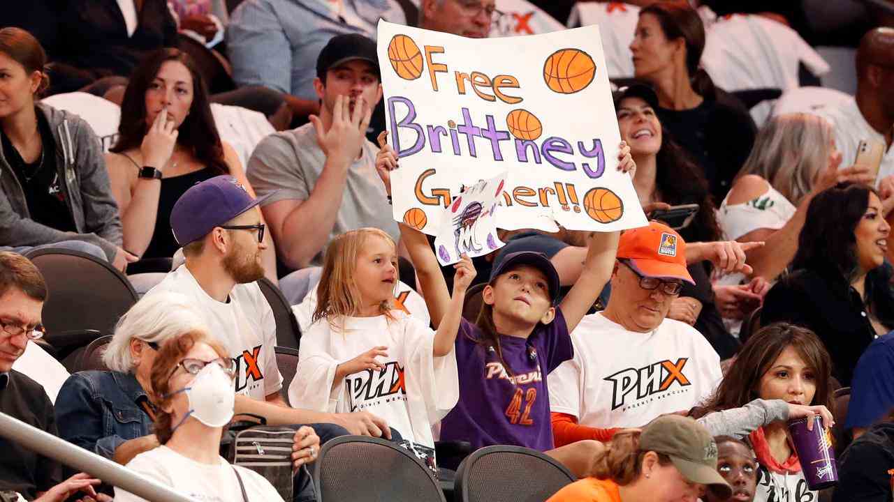 Brittney Griner reçoit beaucoup de soutien aux États-Unis et dans la WNBA, comme ici de la part des supporters de son club Phoenix Mercury.