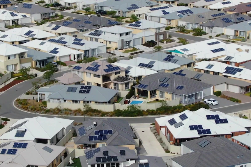 Des panneaux solaires sur des maisons dans une nouvelle banlieue à partir d'un drone