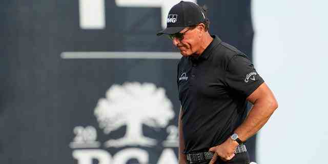 Phil Mickelson quitte le 14e green après avoir raté un putt de birdie lors du troisième tour du tournoi de golf du championnat PGA au Ocean Course le 22 mai 2021 à Kiawah Island, SC 