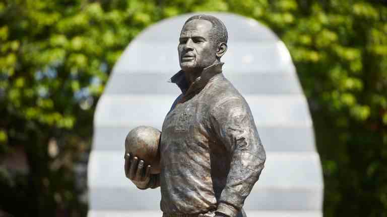 2GFJY28 Centre-ville de Wigan, Lancashire, statue du joueur de rugby Wigan Warriors Billy Boston dans le centre-ville de Wigan