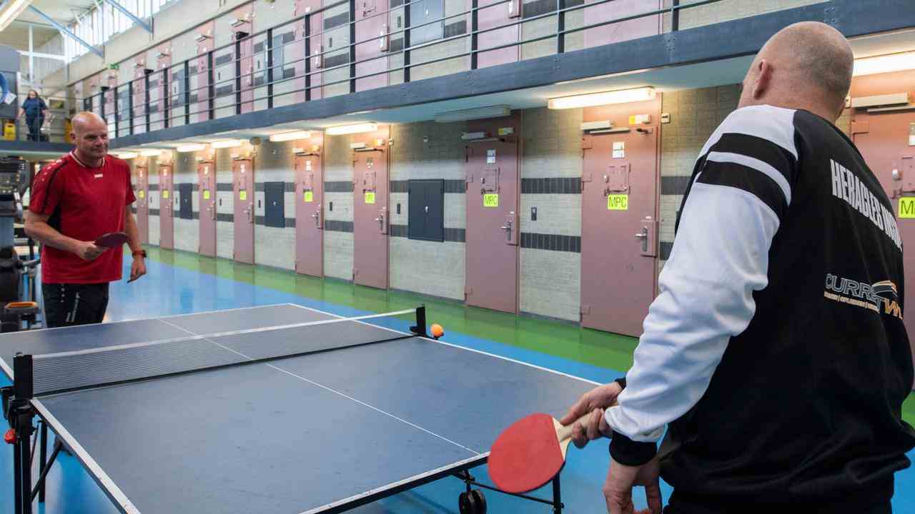 L'instructeur sportif Stefan Gijben (à gauche) joue au tennis de table avec Daniël à De karelskamp.