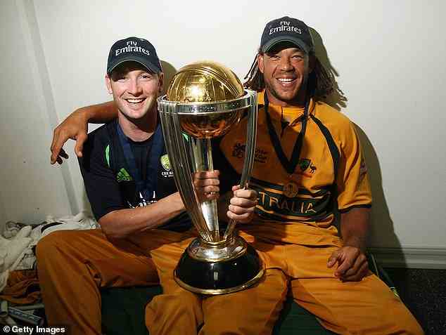 Sa mort a secoué le monde du sport quelques semaines seulement après que le grand joueur de cricket Shane Warne a subi une crise cardiaque mortelle (photo Symonds et Michael Clarke en 2007).