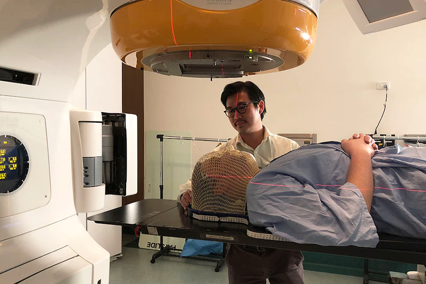 Un patient recevant des radiations pendant un traitement contre le cancer