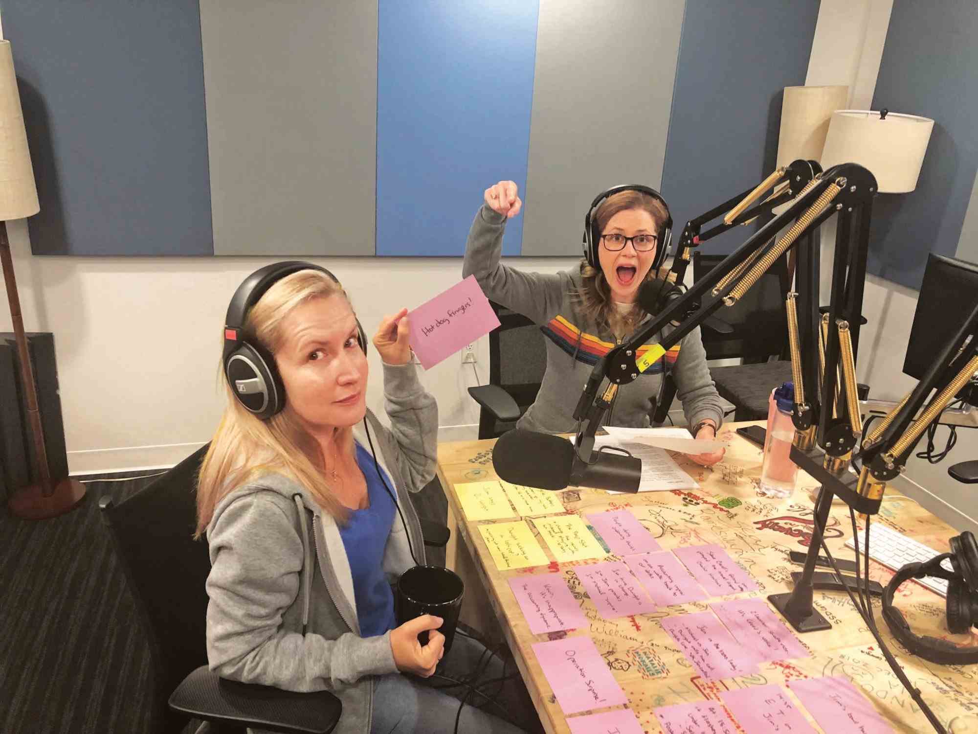 Deux femmes (Jenna Fischer et Angela Kinsey) sont assises devant des micros dans un studio d'enregistrement.