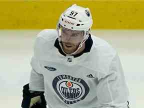 Le capitaine Connor McDavid des Oilers d'Edmonton à l'entraînement à Edmonton le mardi 17 mai 2022.