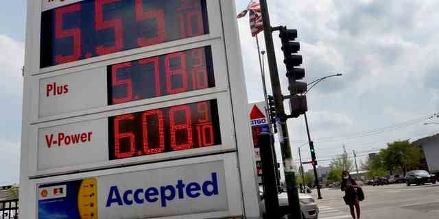 CHICAGO, ILLINOIS - 10 MAI : un panneau affiche les prix de l'essence dans une station-service le 10 mai 2022 à Chicago, Illinois.  À l'échelle nationale, le prix moyen d'un gallon d'essence ordinaire a atteint un niveau record de 4,37 $ le gallon aujourd'hui.