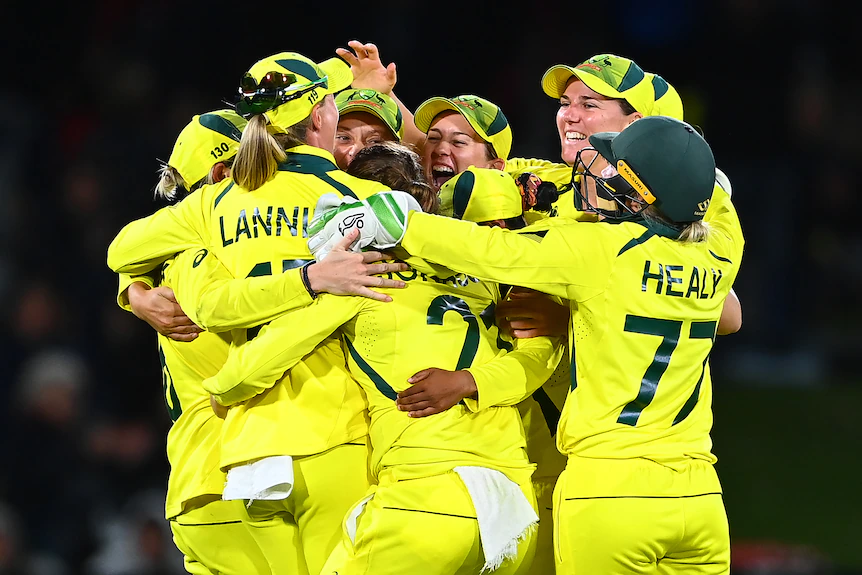 Les joueurs de cricket australiens s'embrassent après la finale de la Coupe du monde féminine ODI contre l'Angleterre.