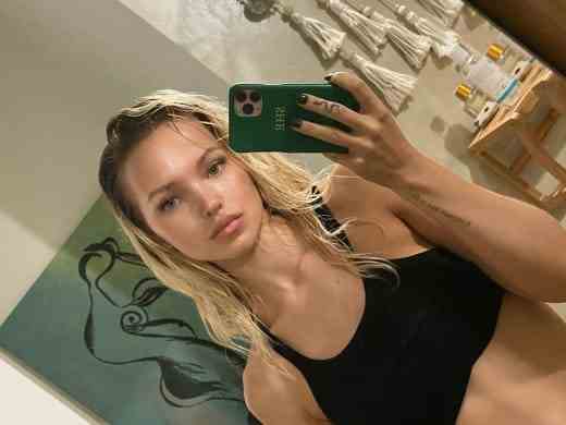 Dove Cameron miroir selfie