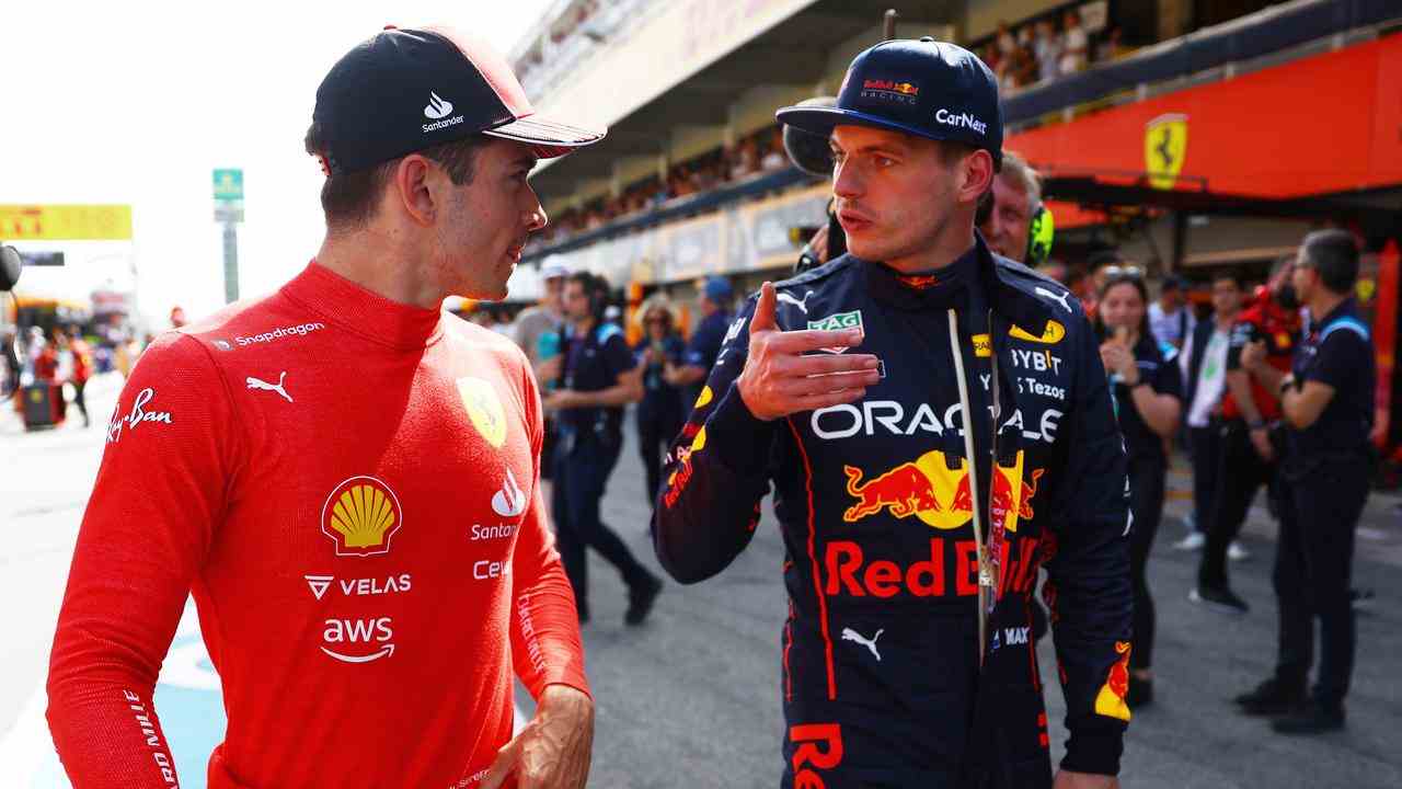 Verstappen discute avec Leclerc