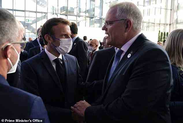 Une poignée de main maladroite à Rome entre le Premier ministre australien Scott Morrison (à droite) et le président français Emmanuel Macron (à gauche)