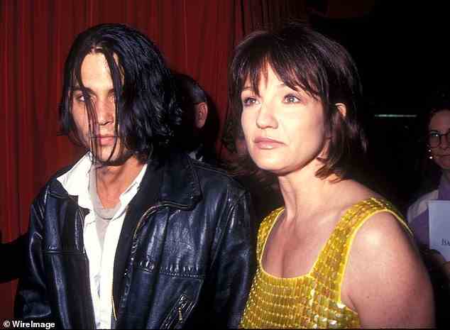 Ellen Barkin (à droite), qui est brièvement sortie avec Depp (à gauche) dans les années 90 lorsqu'ils ont filmé Fear and Loathing ensemble à Las Vegas, a déclaré dans un témoignage de 2019 que Depp était 