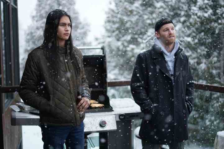 Harlan Blayne Kytwayhat et Jared Keeso se tiennent sur une terrasse arrière en hiver dans une scène de Shoresy.