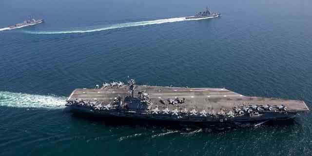 Cette photo non datée publiée par la marine américaine le 13 avril 2022 montre l'USS Abraham Lincoln, à l'avant, et d'autres navires de guerre naviguant en formation lors d'un exercice bilatéral américano-japonais dans la mer du Japon.  (US Navy via AP)