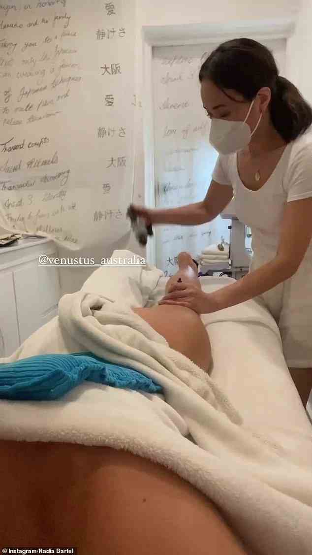 Traitement: La mère de trois enfants, 37 ans, a partagé une vidéo sur Instagram d'elle allongée nue sur une table de massage pendant qu'un médecin lui frottait vigoureusement les cuisses et les fesses