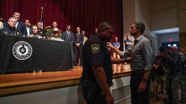 Le candidat démocrate au poste de gouverneur du Texas, Beto O'Rourke, perturbe une conférence de presse tenue par le gouverneur Greg Abbott le lendemain du jour où un homme armé a tué 19 enfants et deux enseignants à la Robb Elementary School à Uvalde, Texas, le 25 mai 2022.  REUTERS/Veronica G Cardenas