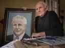 George Brooks, 78 ans, fils de feu le dirigeant travailliste Charlie Brooks, est photographié chez lui avec un portrait de son père le lundi 17 janvier 2022, à l'occasion du 45e anniversaire de sa mort.