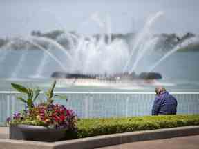 La fontaine de la paix commémorative Charlie Brooks était enfin de retour au centre du parc Reaume le samedi 13 juin 2020 après que les restrictions COVID-19 aient retardé son installation.