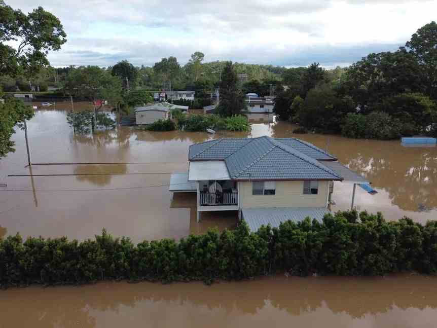 Le niveau inférieur d'une maison à deux étages est complètement submergé par les eaux de crue. 