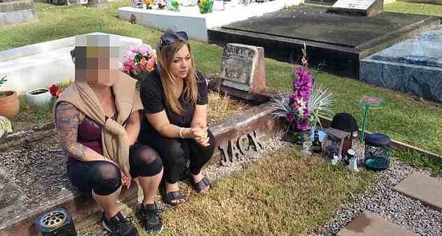 Feebie McIntosh (photo de droite) s'est assis sur la tombe de l'ex-amant Jack Thomsen en décembre de l'année dernière et lui a ensuite rendu hommage: 