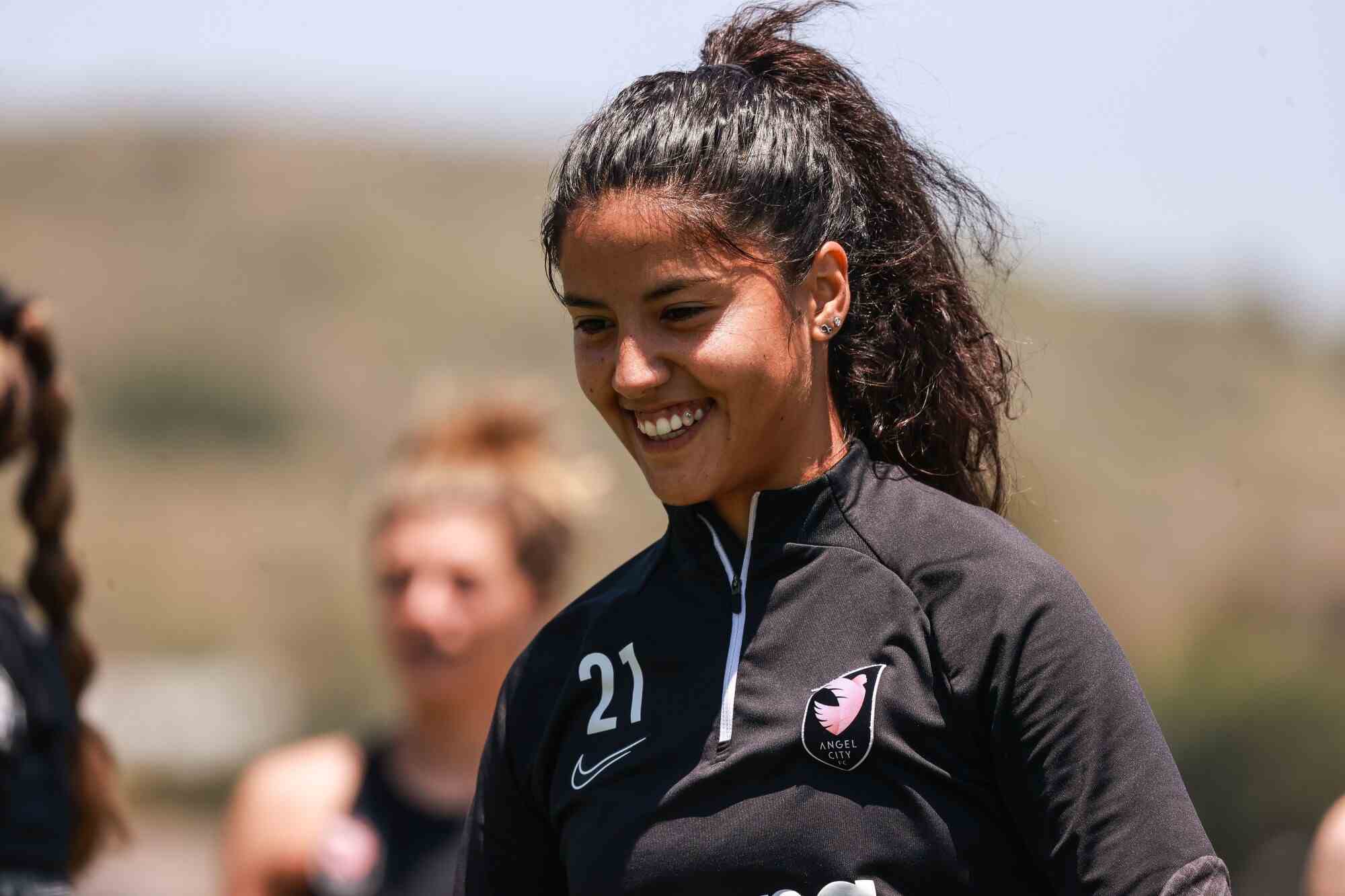 Stefany Ferrar Van Ginkel du Angel City FC sourit lors d'une séance d'entraînement d'équipe.