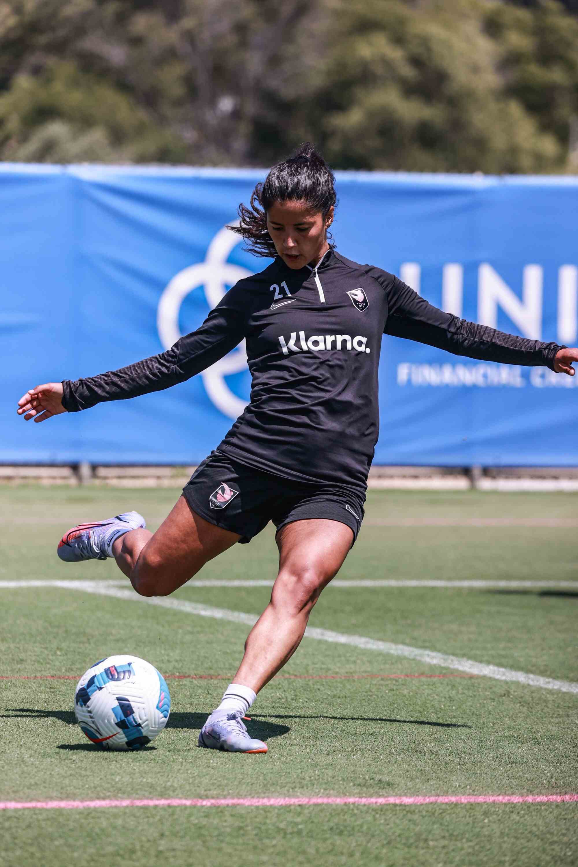 Stefany Ferrar Van Ginkel, du Angel City FC, lance le ballon pendant l'entraînement.