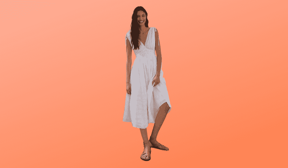 Une femme portant une robe débardeur blanc brillant