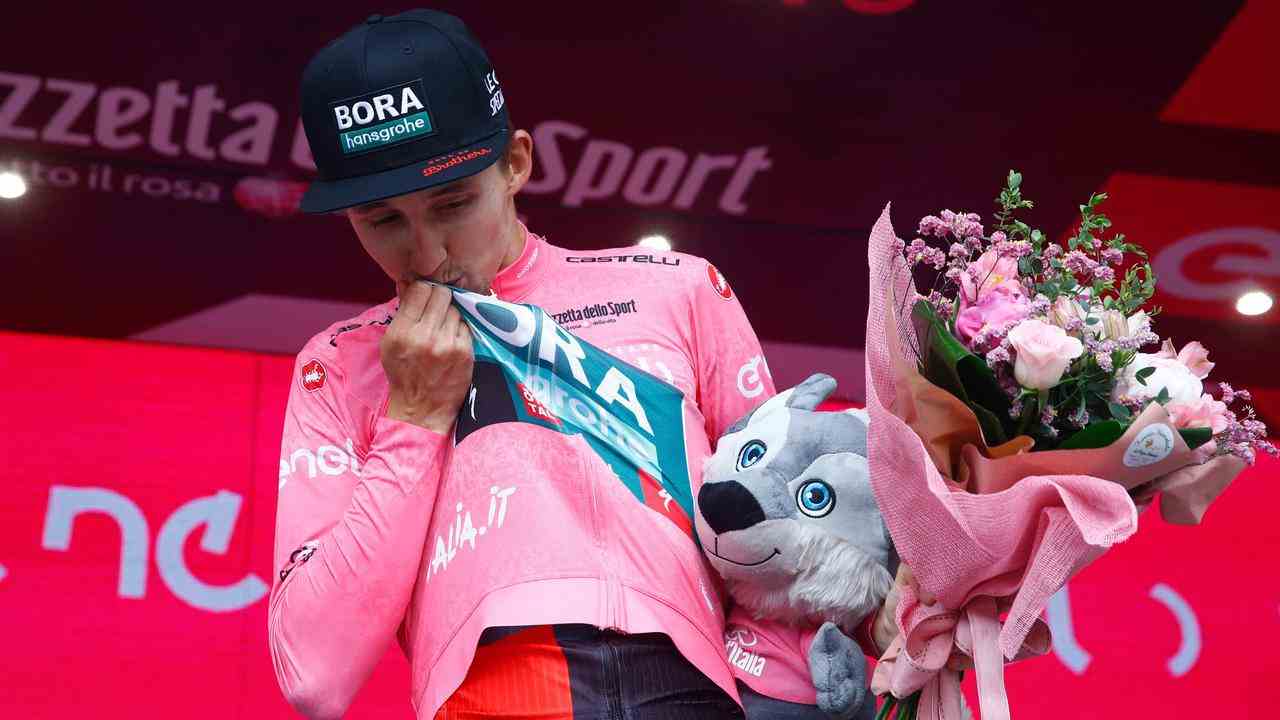 Jai Hindley a reçu le maillot rose après l'étape de samedi.