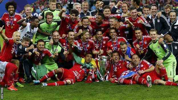 Le FC Bayern Munich célèbre après avoir battu le Borussia Dortmund en finale de la Ligue des champions au stade de Wembley