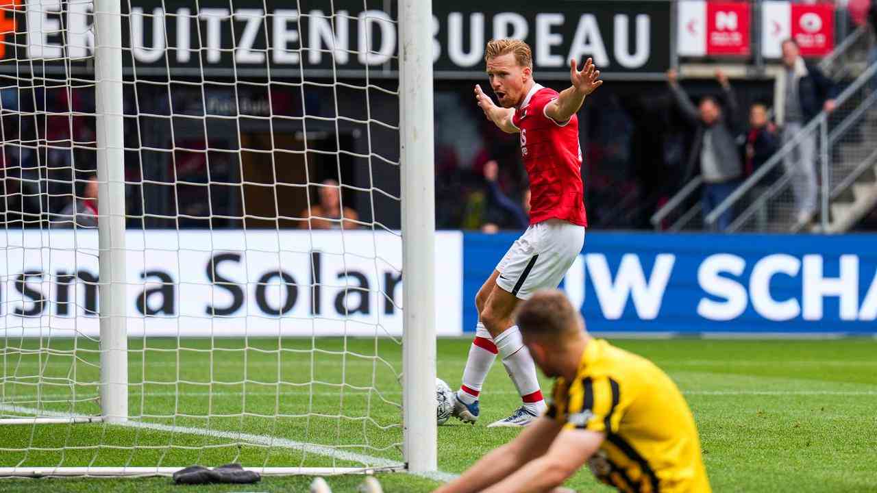 Dani de Wit a applaudi avant de mettre l'AZ sur 3-0.