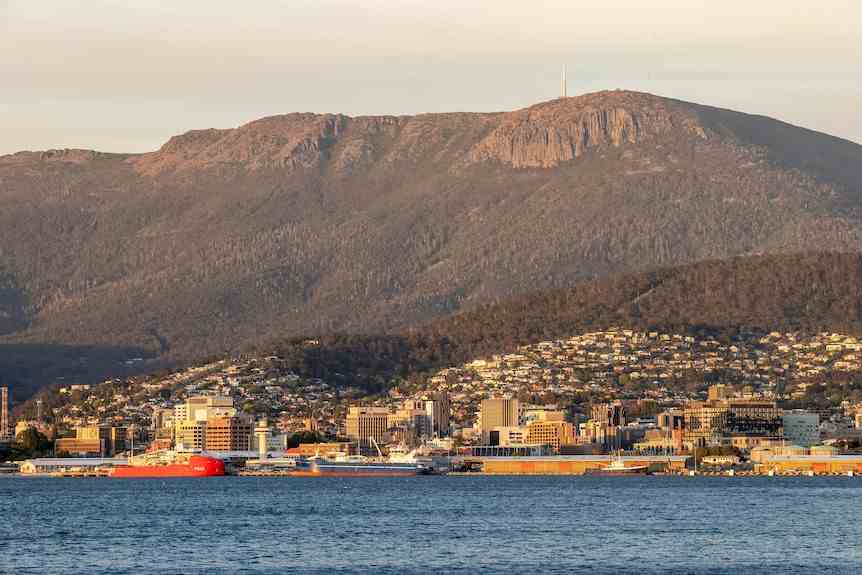 Une photo de paysage de Hobart de l'autre côté de l'eau.