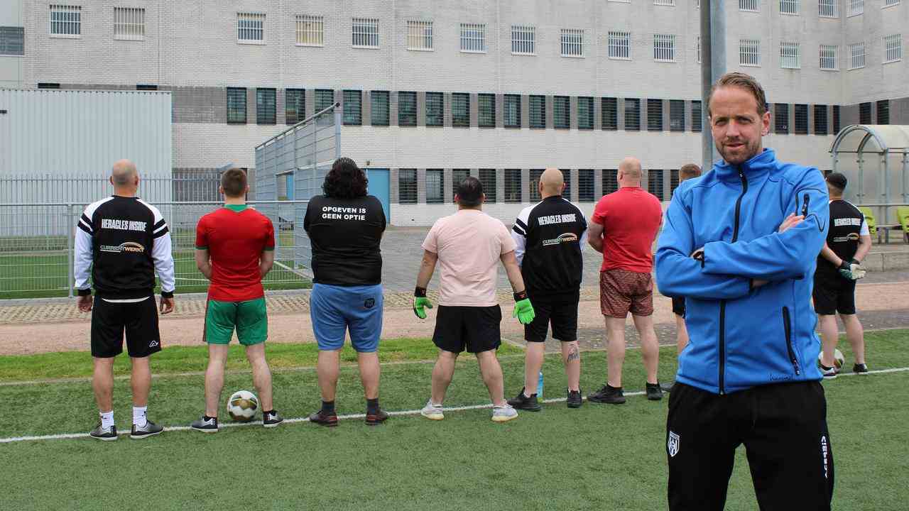 Le formateur Mark Looms, avec le groupe de détenus qui ont participé avec succès au projet Heracles Inside.