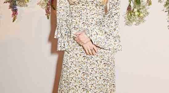 Ellie Goulding a lair chic dans une robe a fleurs