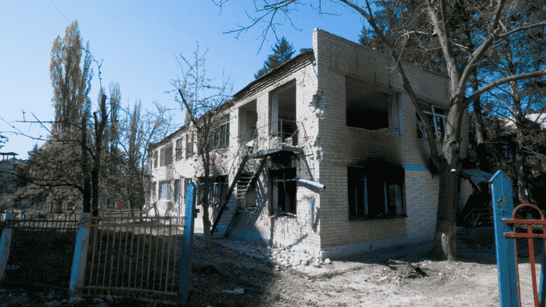 Le bâtiment de l'école sur lequel on a tiré