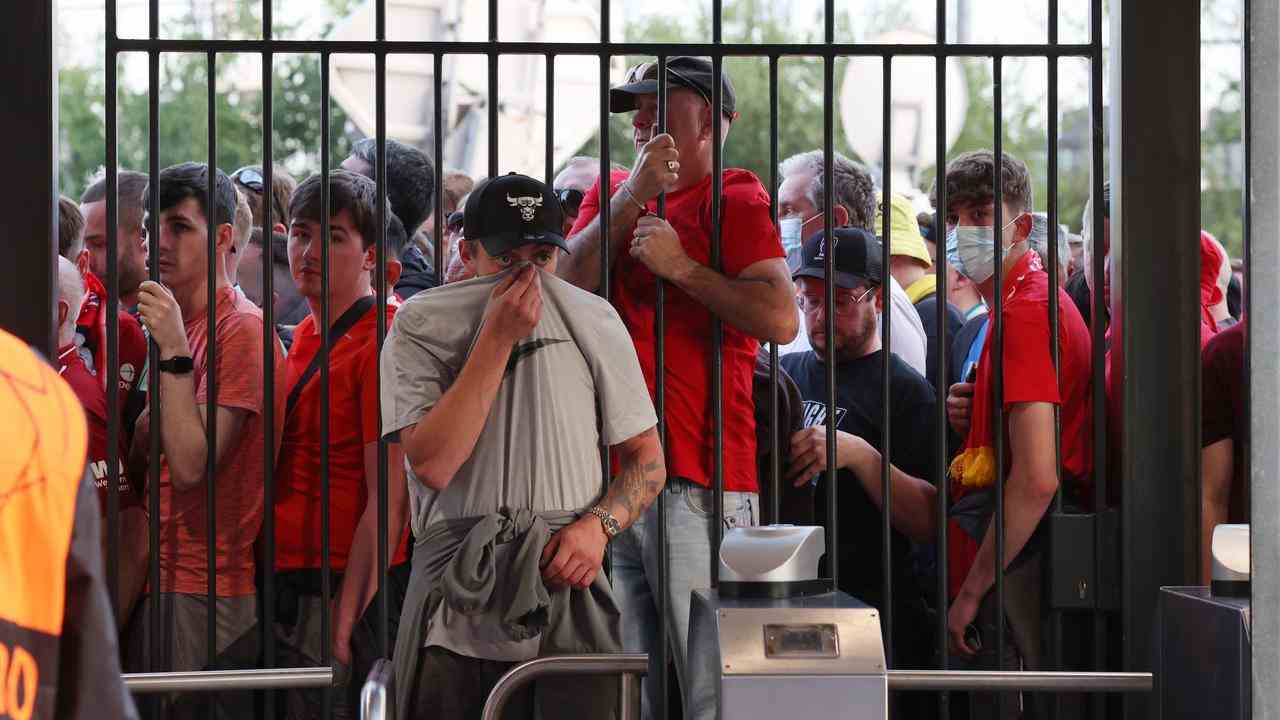 La police a lancé des gaz lacrymogènes sur les supporters de Liverpool.