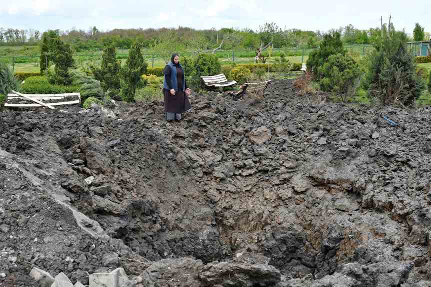 Un cratère d'une explosion après un bombardement russe
