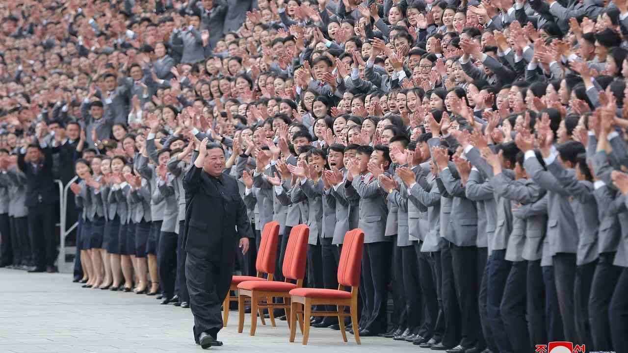 La propagation du coronavirus parmi la population non vaccinée de Corée du Nord pourrait s'être accélérée lors de rassemblements de masse comme ce défilé militaire.