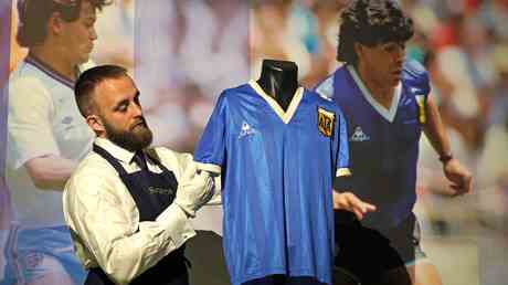 La chemise emblematique Hand of God de Maradona se vend