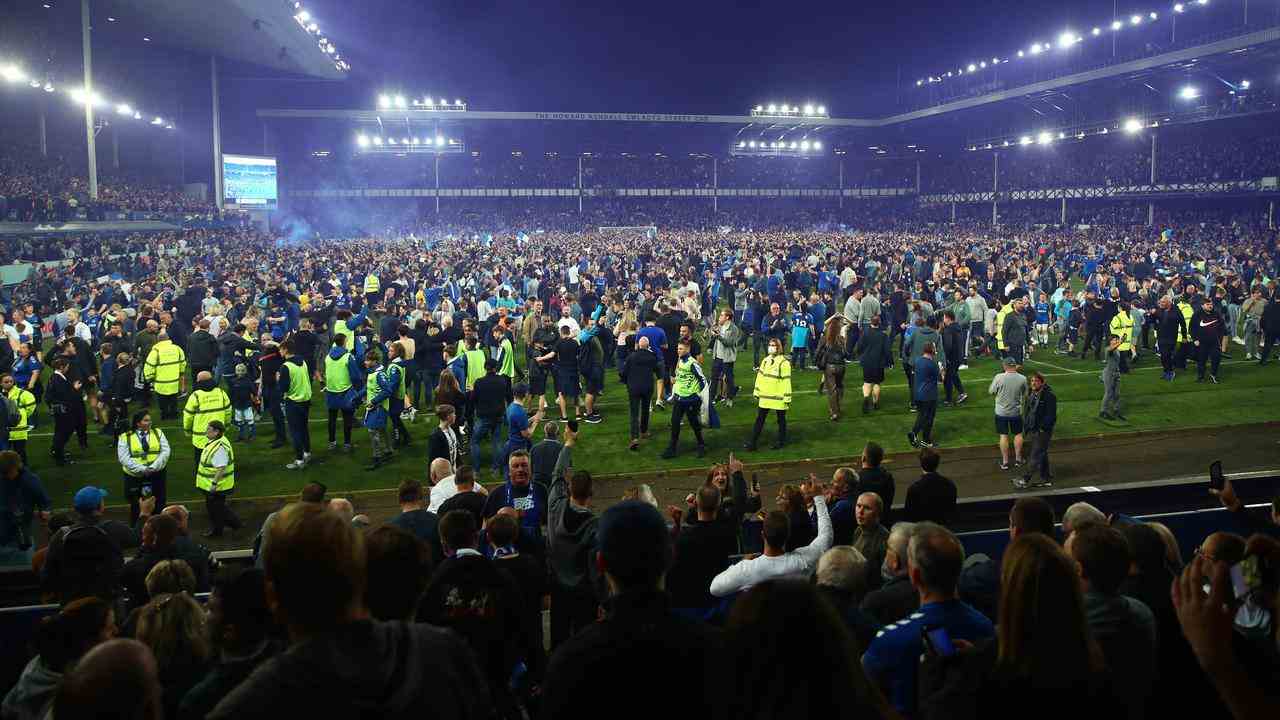 Les fans d'Everton ont afflué sur le terrain après le coup de sifflet final.