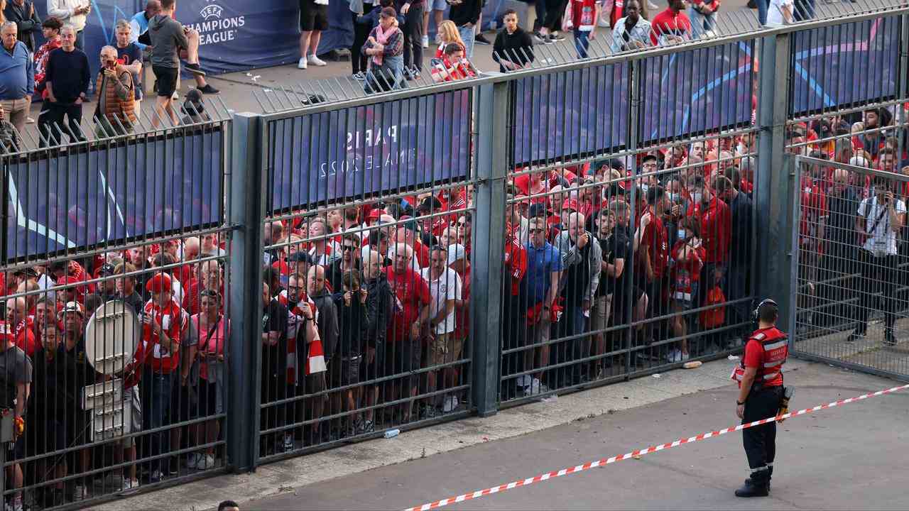 Les supporters de Liverpool attendent devant le stade à Paris.