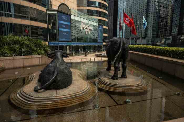 Une image de statues à la Bourse de Hong Kong 