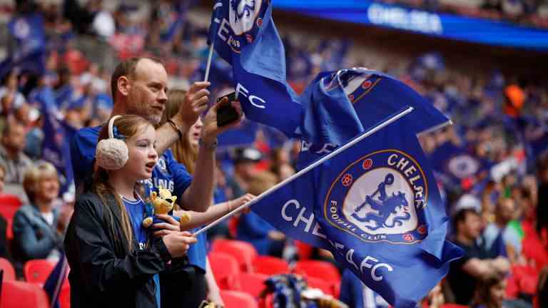 Football football - finale de la coupe FA féminine - Chelsea v Manchester City - Wembley Stadium, Londres, Grande-Bretagne - 15 mai 2022 les fans de Chelsea avec des drapeaux au stade avant le match action Images via Reuters/John Sibley
