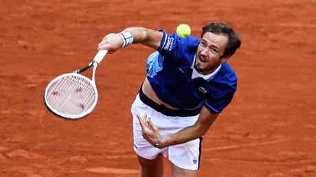 Las russe Medvedev facilite le deuxieme tour de Roland Garros