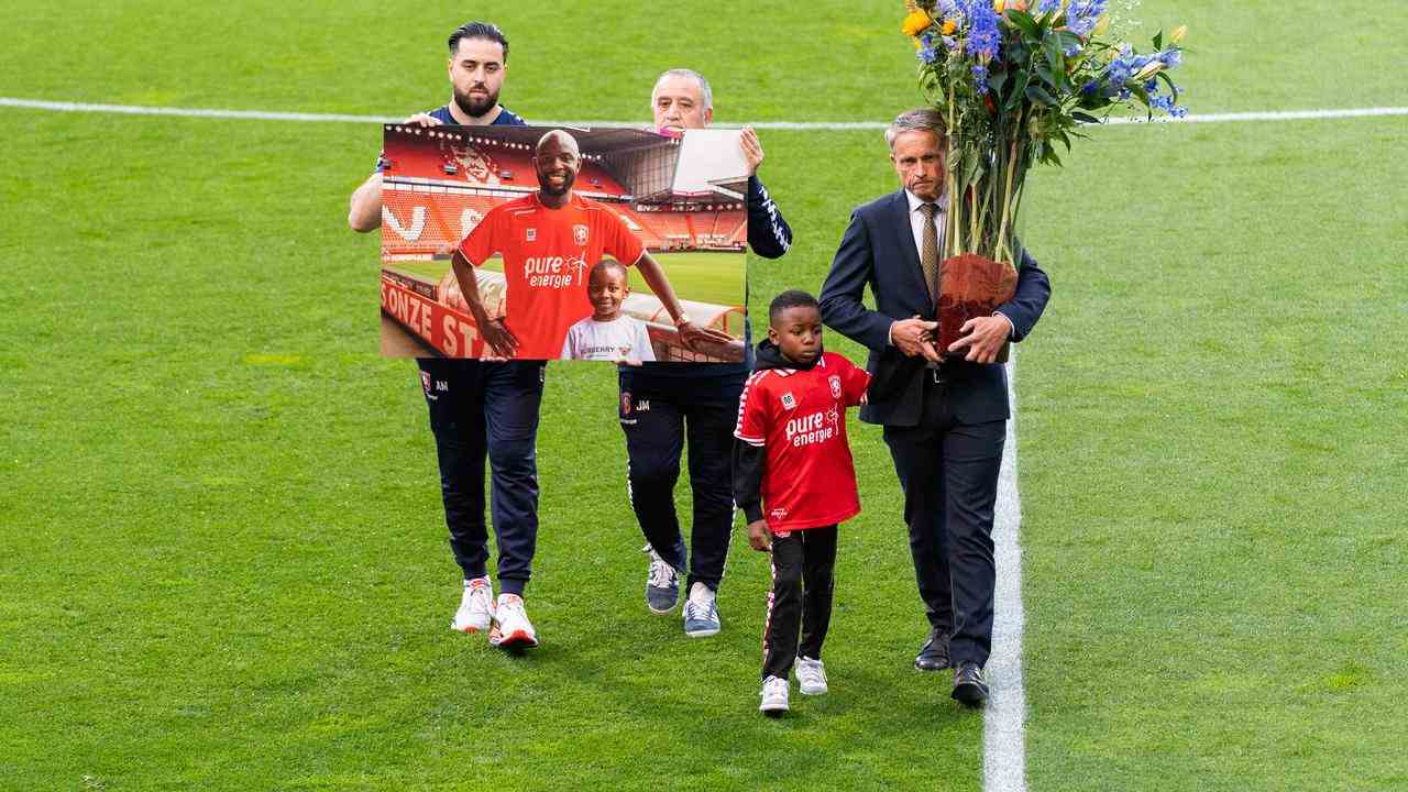 Avant le match, les joueurs du FC Twente se sont attardés sur le décès de Jody Lukoki.  Son fils a également marché sur le terrain.