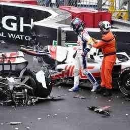 Le GP de Monaco sarrete apres un lourd accident Schumacher