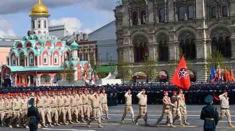 Le heros olympique russe dirige la brigade lors du defile