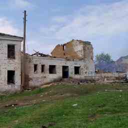 Les Russes bombardent des ecoles et une raffinerie dans la