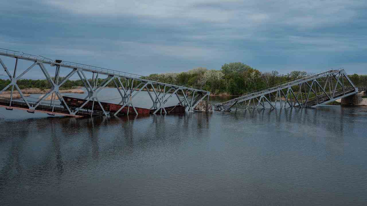Le pont ferroviaire reliant les rives de la rivière Siverskyi Donets avait déjà été détruit par une attaque à la roquette.